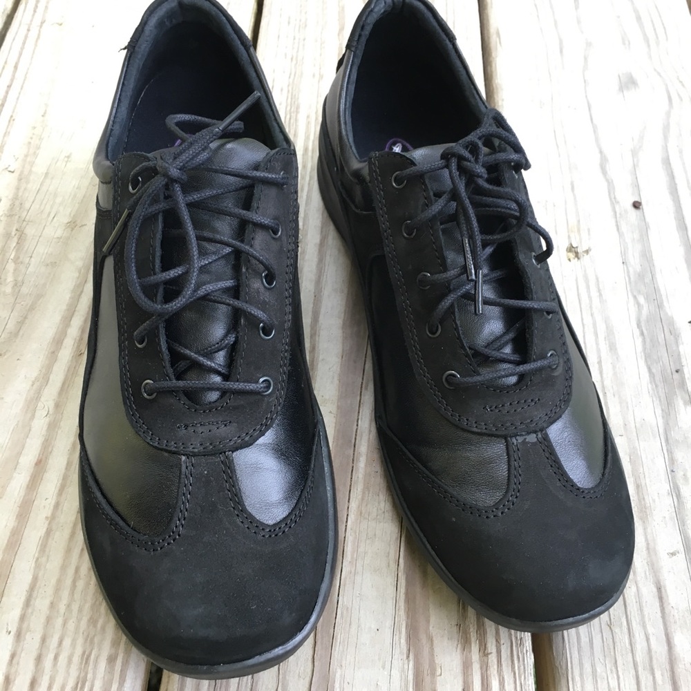 Aetrex 9.5 leather suede lace up sneakers